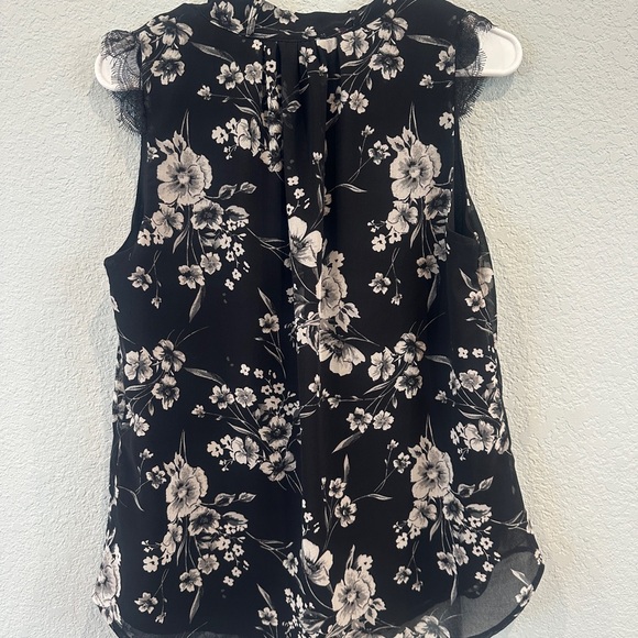 Like New Tahari Sleeveless Flowy Top - M - Picture 3 of 3